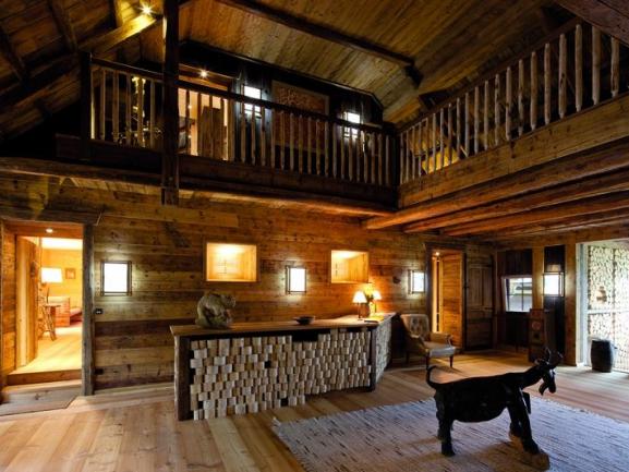 Ambiente großzügige Holzhütte innen