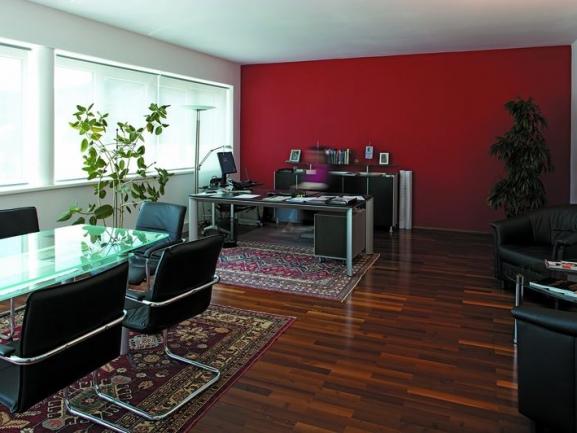 Ambiente großes Büro mit Besprechungstisch